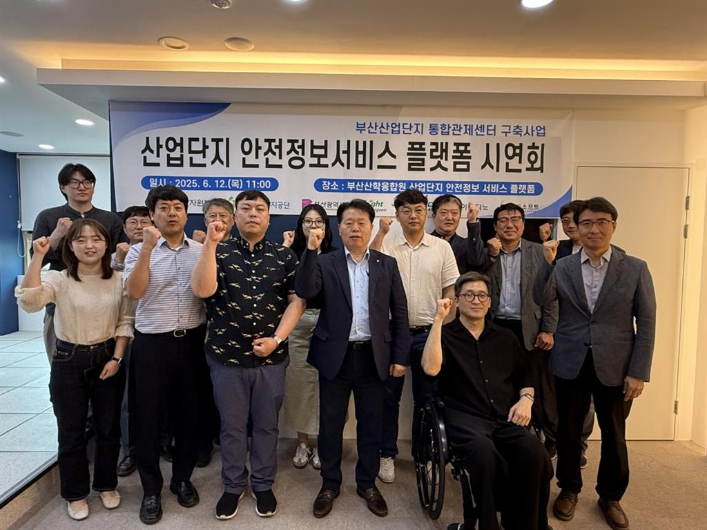 시연회_단체사진.jpg